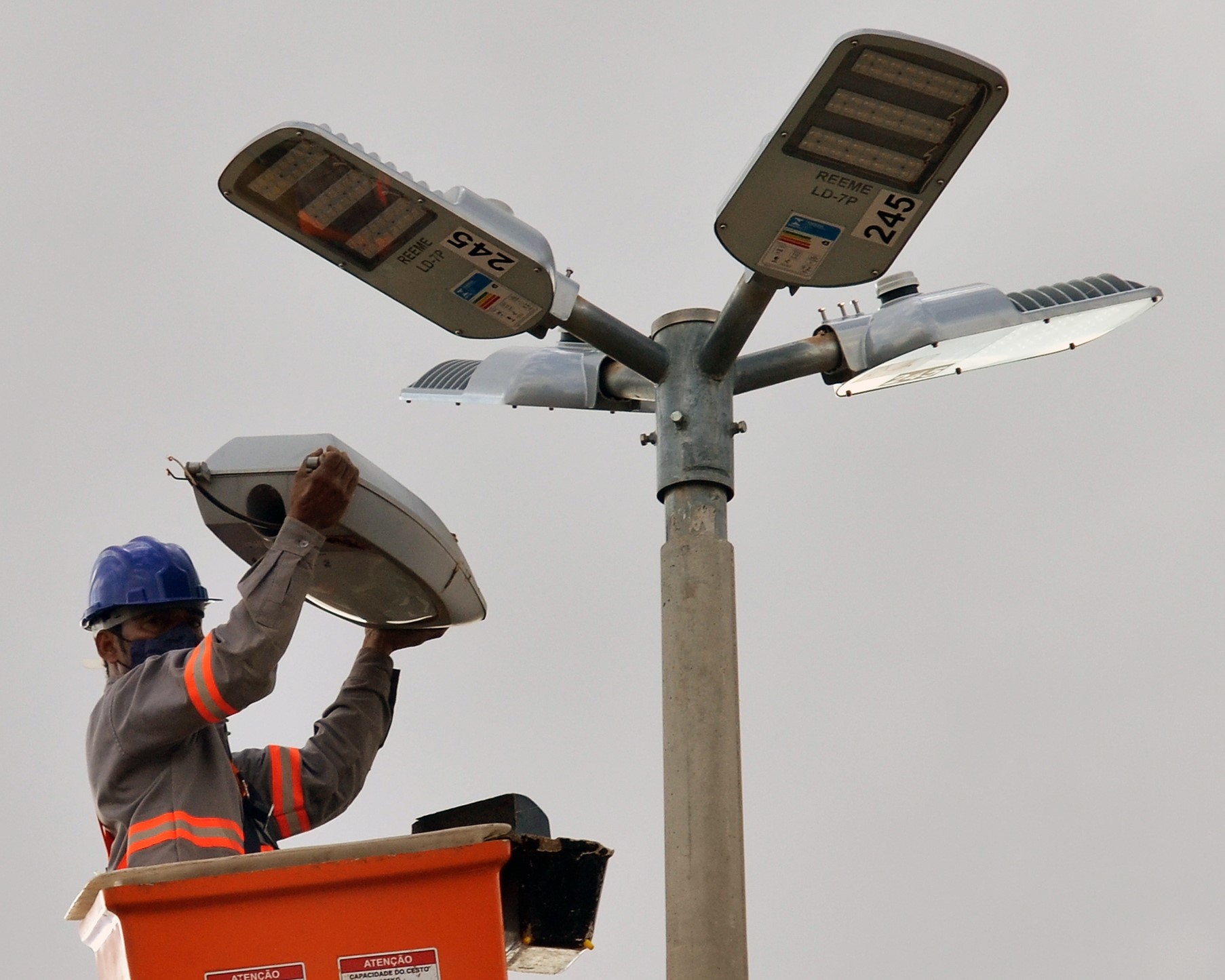 Brazlândia recebe reforço de mais de 700 luminárias de LED