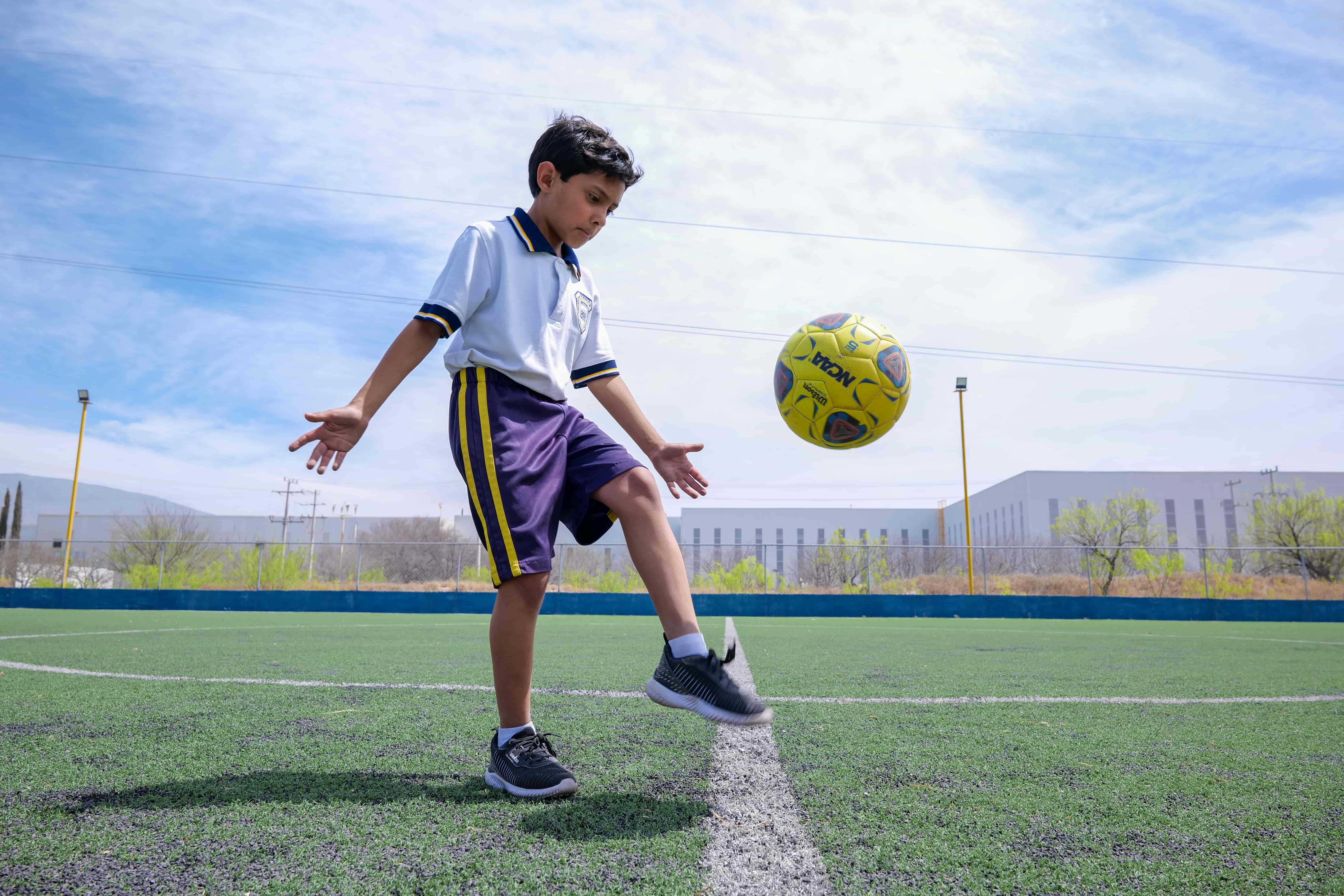 Menino jogando bola
