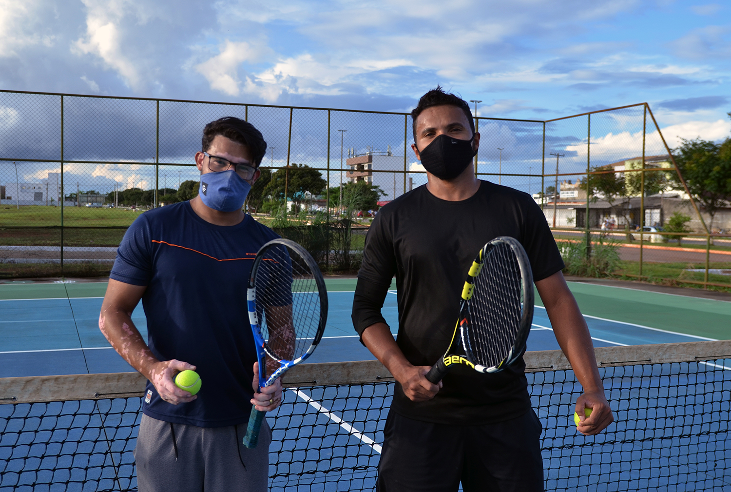 Eliezer Rocha e amigo praticando esporte