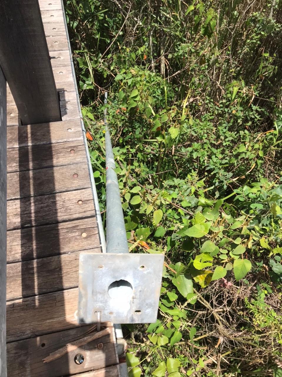  Os criminosos derrubaram os postes recém instalados