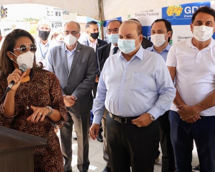 Na foto, a administradora do Plano Piloto, Ilka Teodoro, o presidente da CEB, Edison Garcia e o governador Ibaneis Rocha