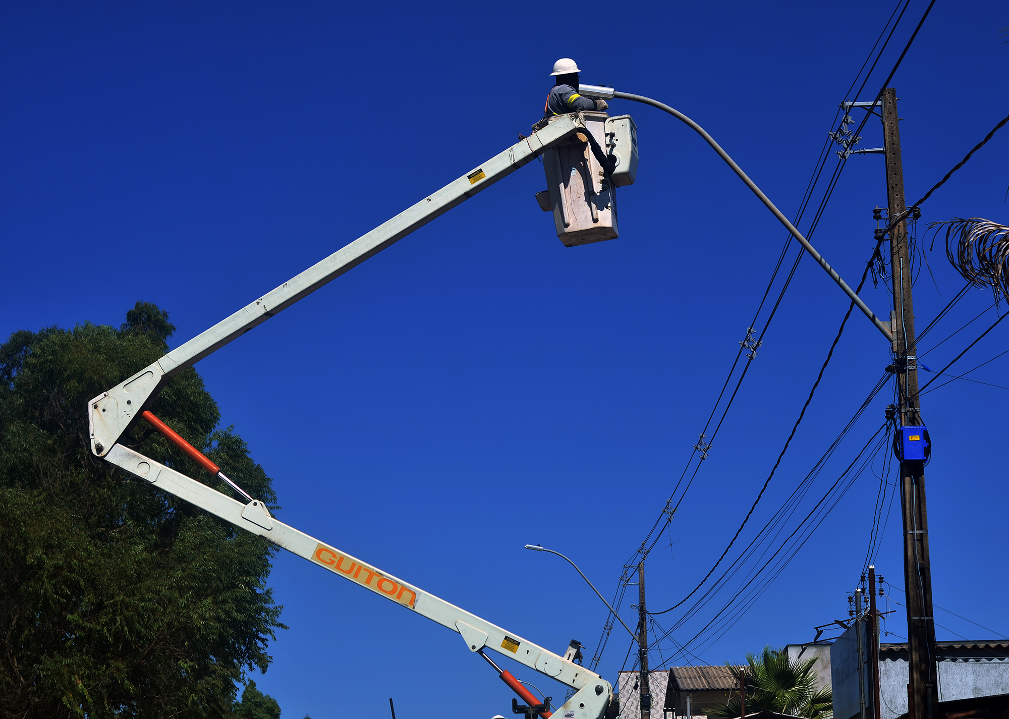 CEB executa projeto de iluminação pública de LED na Vila Basevi
