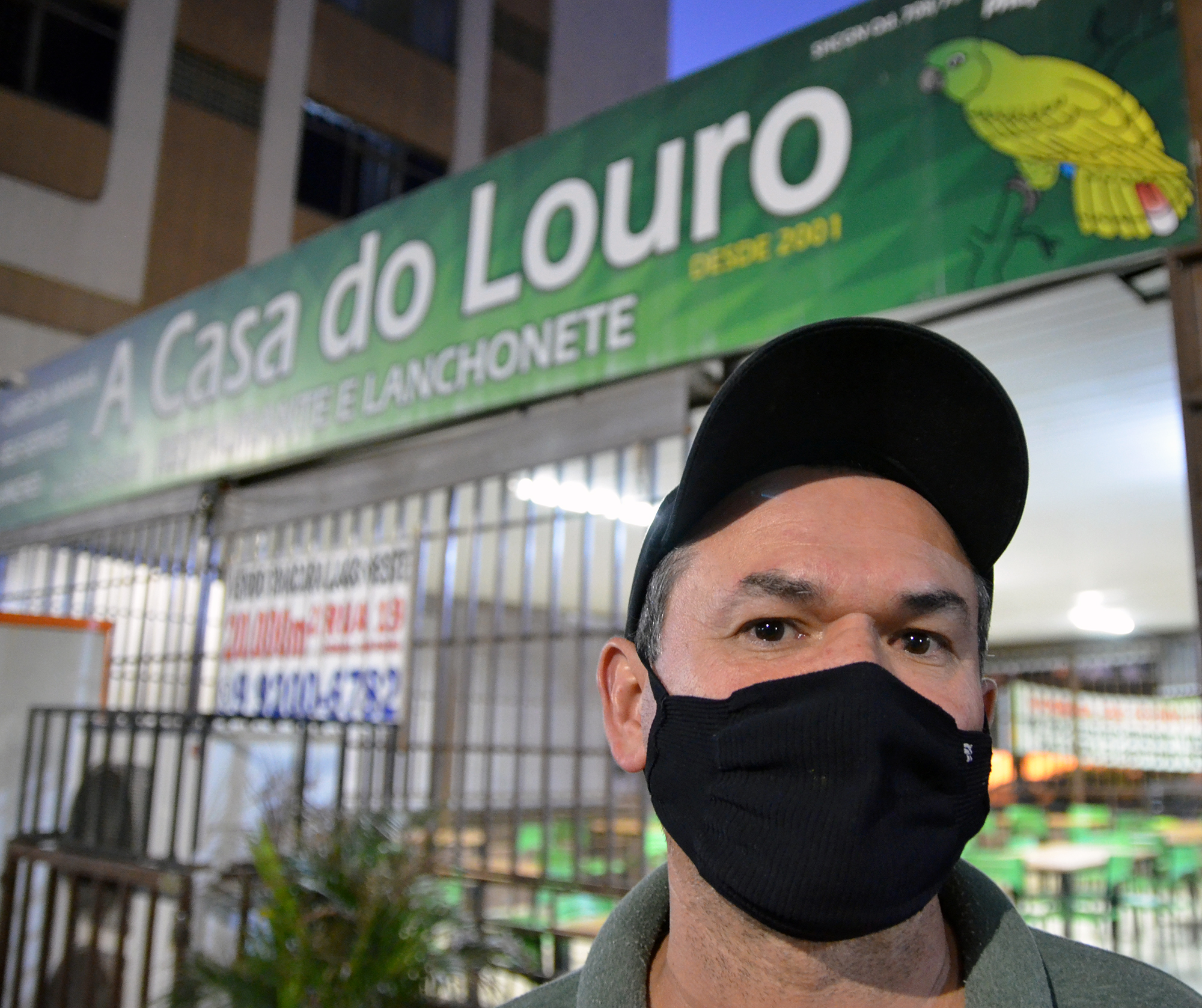 Louro agradecido pela nova iluminação
